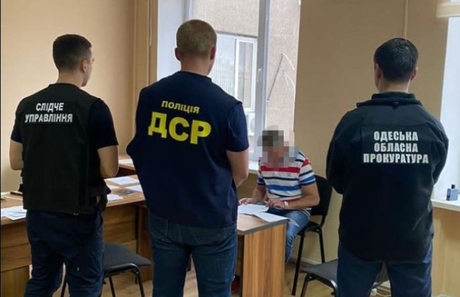 $2500 взятки за приватизацию жилья: одному из чиновников РГА Одессы сообщили о подозрении