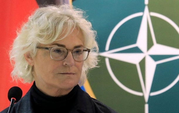 Министр обороны Германии во время визита в Украину дважды пряталась в укрытие во время воздушной тревоги