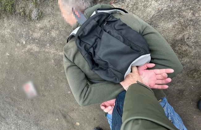 В Києві затримали чоловіка, який  поширював листівки з символікою комуністичного режиму