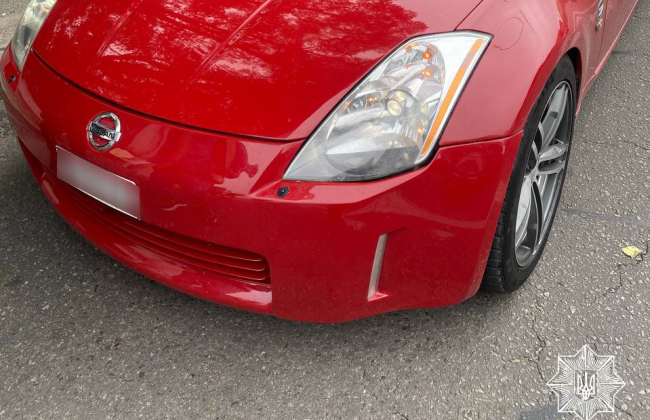 В Киеве экипаж мотопатрульных остановил автомобиль Nissan за нарушение ПДД и увидел, что авто находится в базе розыска Интерпол
