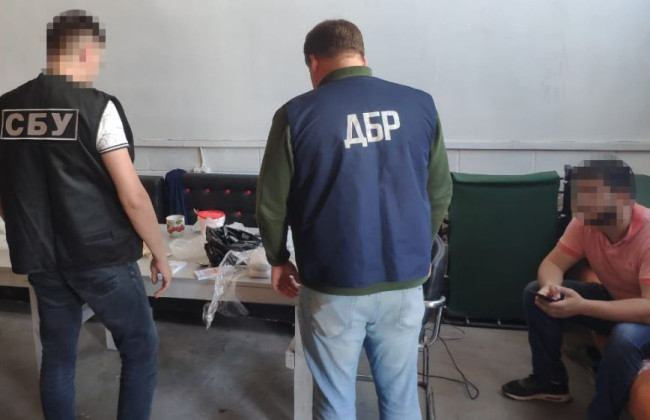 Продавав бронежилети та шоломи: судитимуть псевдоволонтера