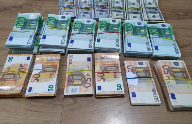 Сшила жилет и наполнила его валютой: на границе задержали поклонницу хенд-мейда, фото