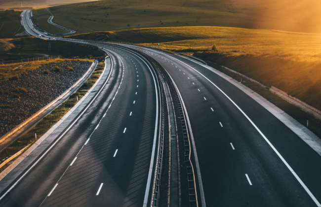 Правительство сделало еще один шаг к внедрению платных дорог для грузовиков