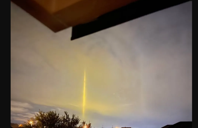 В российском Белгороде заметили странное явление в небе, похожее на луч света