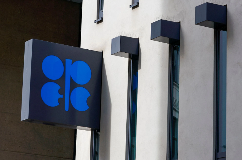 В ОПЕК+ договорились сократить добычу нефти, — Reuters