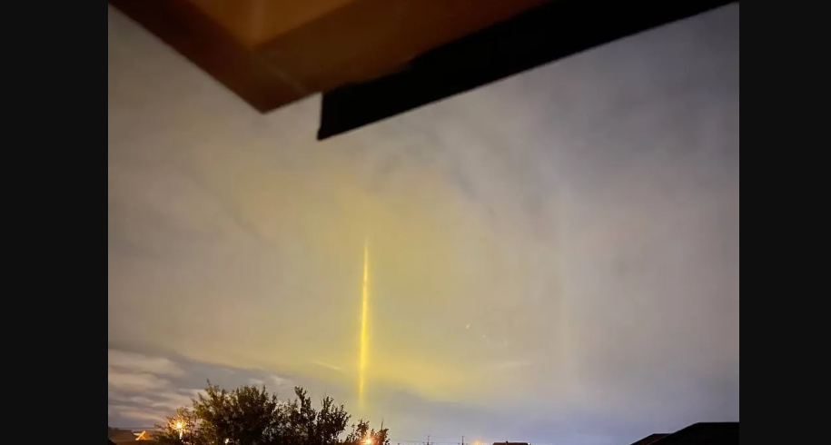 В российском Белгороде заметили странное явление в небе, похожее на луч света