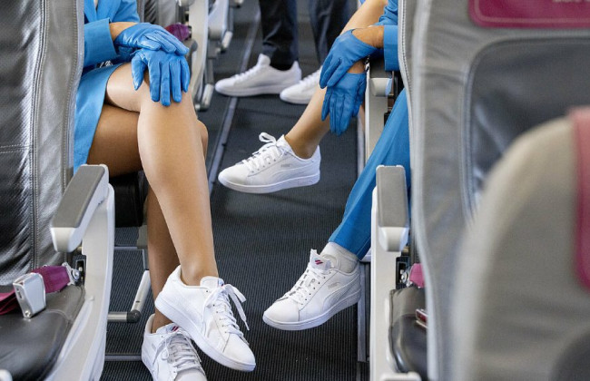 Немецкий лоукостер Eurowings добавил кеды в униформу бортпроводников