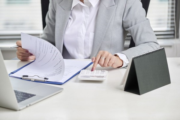 Когда учредитель имеет право подписывать налоговую отчетность