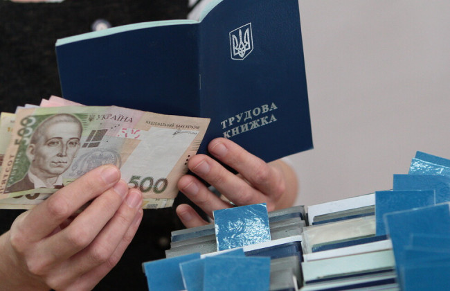 Українців, які нелегально працюють можуть тимчасово позбавити права на допомогу по безробіттю та субсидії – проєкт