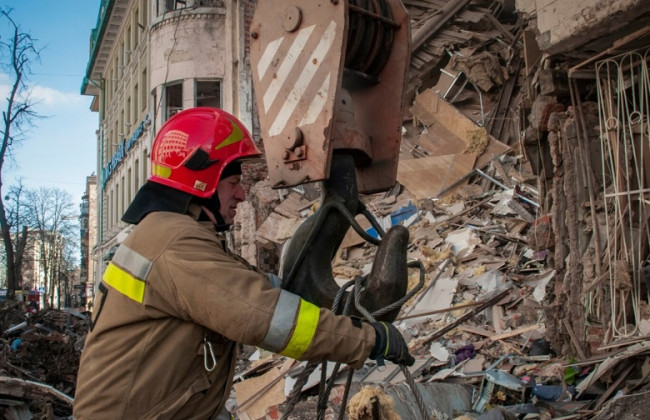 РФ вдарила ракетами по Запоріжжю: двоє загиблих, люди під завалами, відео