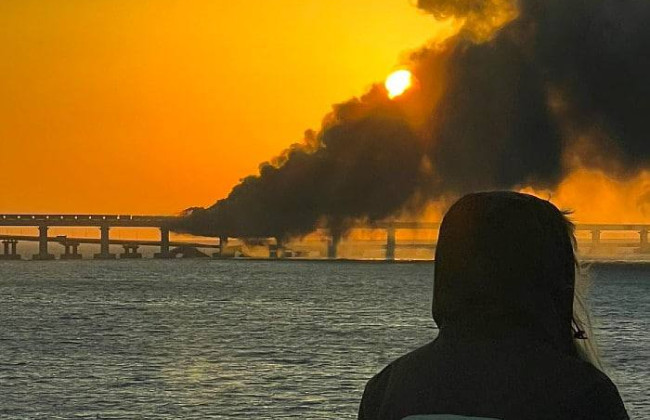 «Все незаконное должно быть разрушено», — Подоляк о взрыве на Крымском мосту