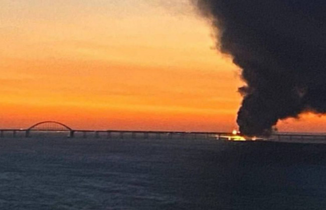 На Крымском мосту произошел мощный взрыв: появились фото и видео разрушений