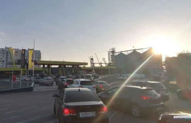 У Криму обмежили продаж бензину та продуктів: у каністри не наливати, бакалею – до 3 кг в одні руки