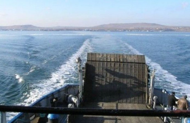 Поромну переправу з Криму, яку обіцяли запустити, закрили: на виїзд утворилася черга