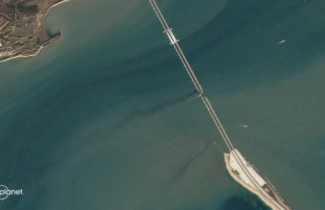 Появились спутниковые снимки Крымского моста до и после взрыва