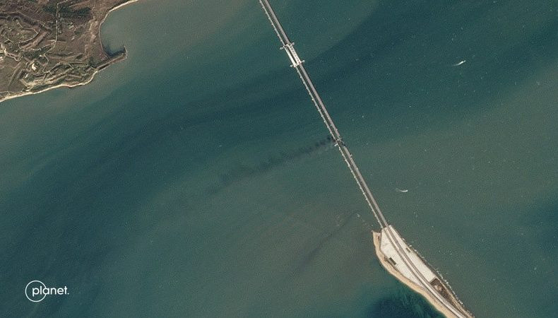 Появились спутниковые снимки Крымского моста до и после взрыва