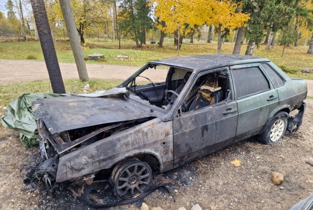 В Латвии неизвестные сожгли автомобиль семьи украинских беженцев: он сгорел дотла