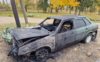 В Латвии неизвестные сожгли автомобиль семьи украинских беженцев: он сгорел дотла