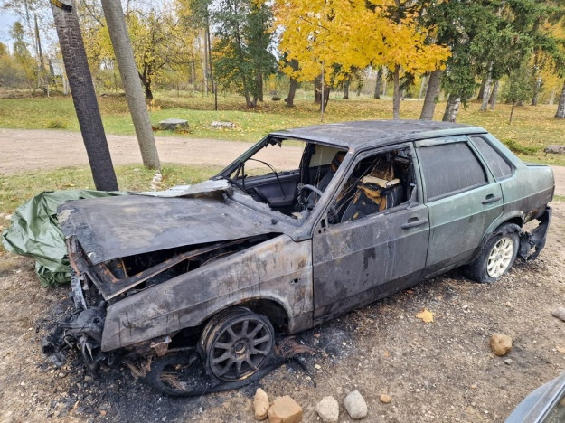 У Латвії невідомі спалили автомобіль сім'ї українських біженців: він згорів вщент