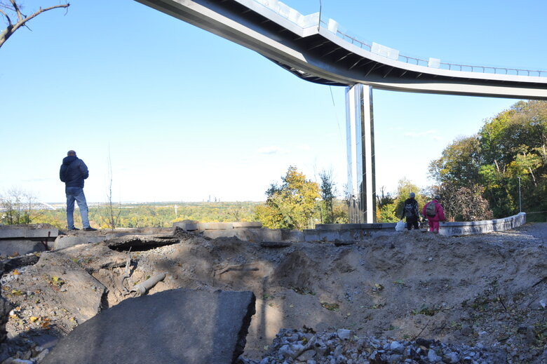 Мост Кличка устоял, но под конструкцией образовалась дыра: фото, видео