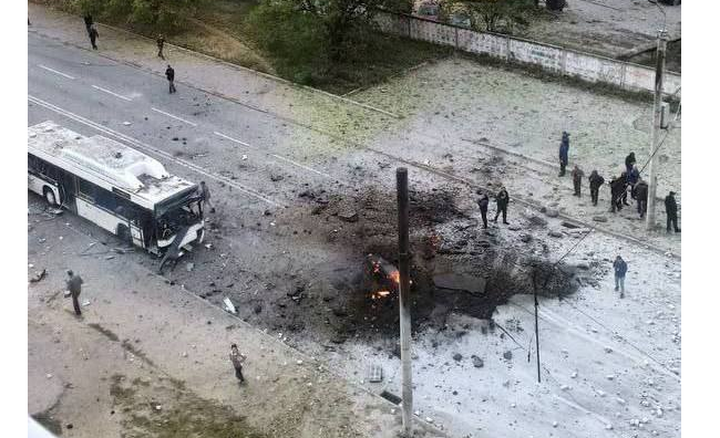 Ракетний удар по Дніпру: кадри наслідків обстрілів: фото та відео