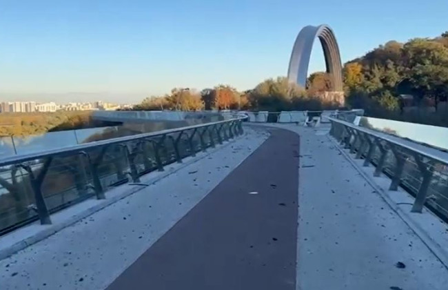Кличко навестил стеклянный мост, который попал под вражеский обстрел: видео