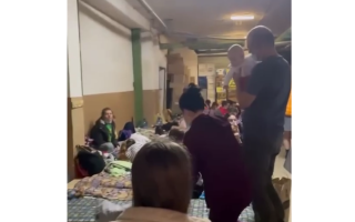 Тяжелобольные дети вынуждены скрываться от российских атак в подвалах: видео из бомбоубежища Охматдета