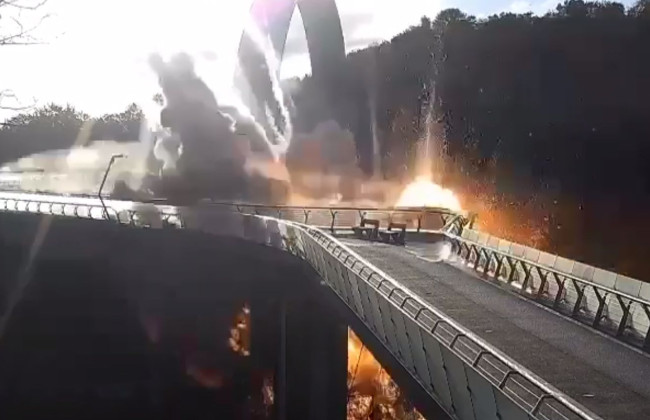 Оккупанты пытались уничтожить знаменитый «мост Кличко» в Киеве, но он выстоял: видео