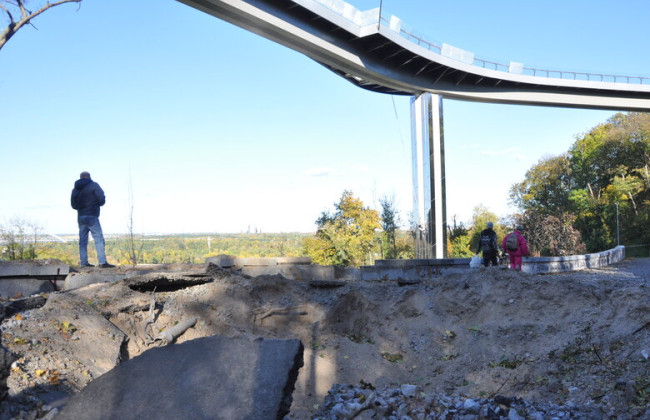 Міст Кличка встояв, але під конструкцією утворилася вирва: фото, відео