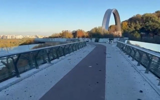 Кличко навестил стеклянный мост, который попал под вражеский обстрел: видео