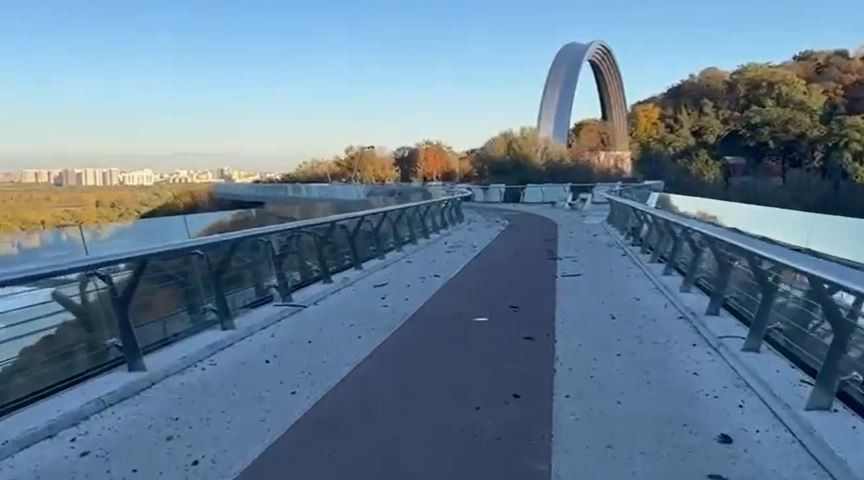 Кличко навестил стеклянный мост, который попал под вражеский обстрел: видео