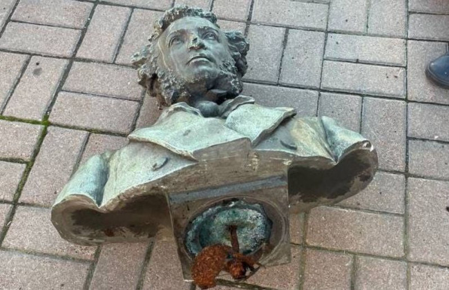 У Києві знесли один із пам’ятників Пушкіну, фото