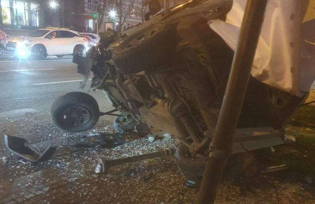 У центрі Києва сталась ДТП – один із автомобілів перекинувся на бік