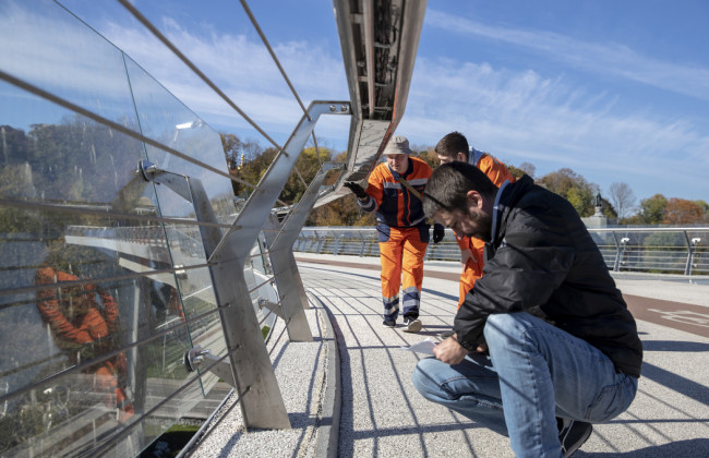 На пішохідно-велосипедному мосту в Києві демонтували пошкоджені елементи скла: коли його виготовлять