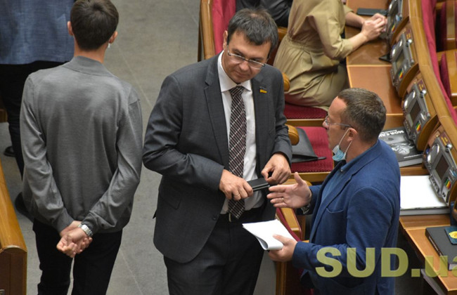 Гетманцев рассказал, что гордится украинцами, которые стоят в очередях за свечами и одноразовыми тарелками