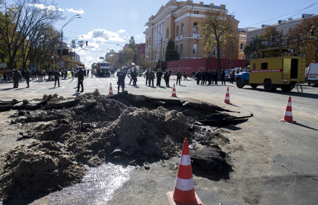 Кличко сообщил, сколько коммунальщиков было задействовано в ликвидации последствий ракетных обстрелов Киева