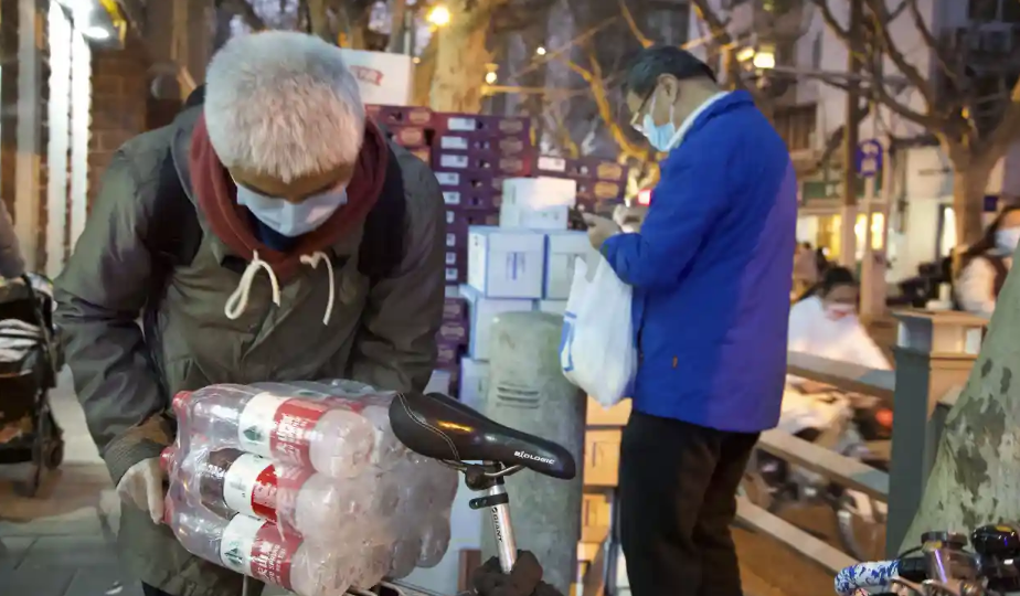 В Шанхае люди скупают бутилированную воду – The Guardian