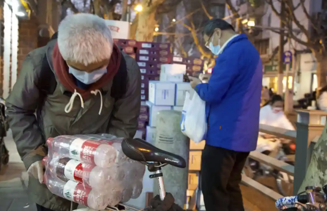 У Шанхаї люди скупляють бутильовану воду – The Guardian