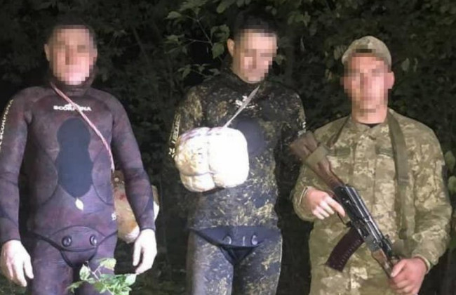 На Закарпатті військовозобов’язані чоловіки у гідрокостюмах намагалися потрапити до Угорщини, фото