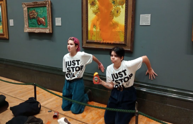 Активистки облили супом шедевр Ван Гога «Подсолнухи» в Лондонской национальной галерее