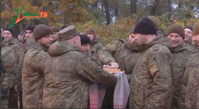 До Білорусі прибули перші ешелони із російськими військовими, відео
