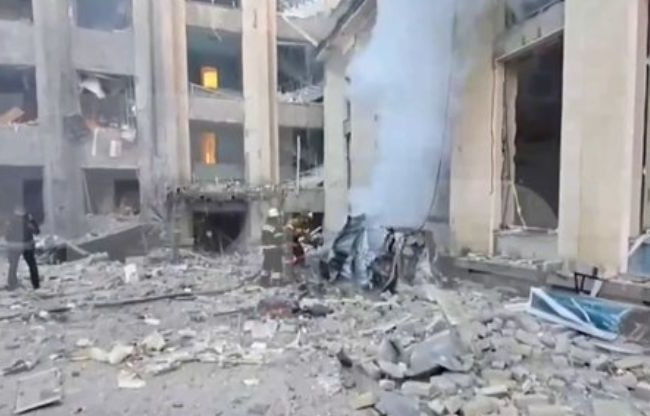 Над городом поднимается черный дым: в оккупированным Донецке нанесен удар по зданию «мэрии»