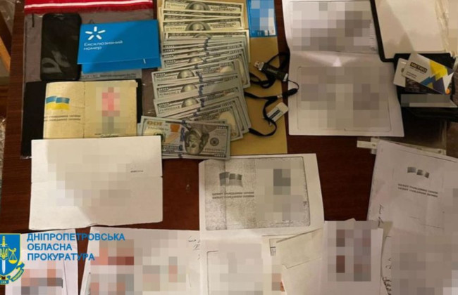 $3000 за фейковую инвалидность для незаконного выезда за границу мужчин призывного возраста: задержали дельца