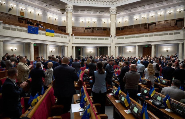 Депутаты хотят сократить расходы на Раду на 400 миллионов, однако повысить зарплаты в Исследовательской службе ВР