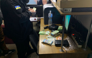 На кордоні під час перевірки авто у сумках чоловіків виявили незадекларовану валюту на суму понад 3,8 млн грн  – ДПСУ