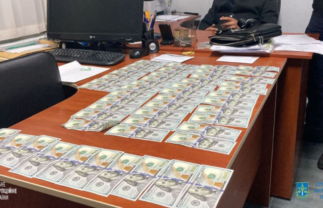 Погорели на взятке: разоблачен чиновник полиции в Сумской области и его сообщник — адвокат