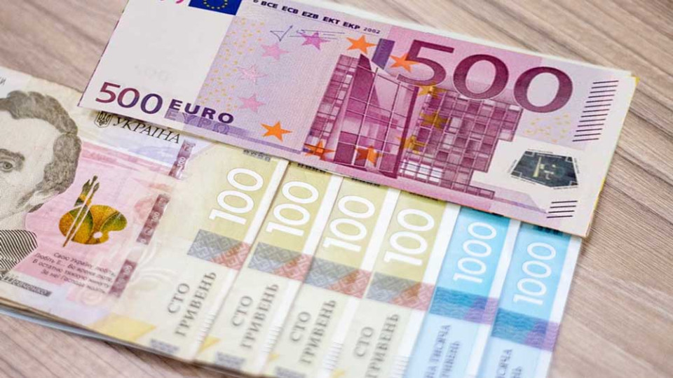 Германия прекратит льготный обмен гривны на евро для беженцев до конца октября