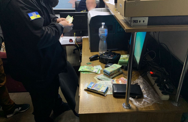 На границе во время проверки авто в сумках мужчин обнаружили незадекларированную валюту на сумму более 3,8 млн грн – ГПСУ