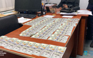 Погоріли на хабарі: викрито посадовця поліції у Сумській області та його спільника — адвоката