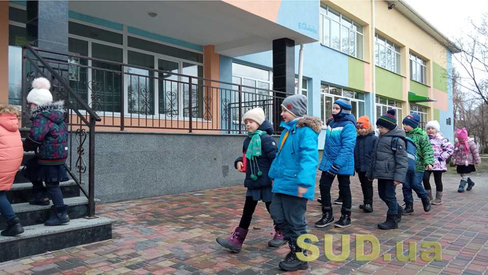 В Києві для закладів освіти розробили алгоритм дій на випадок, якщо повітряну тривогу оголосили до початку навчання